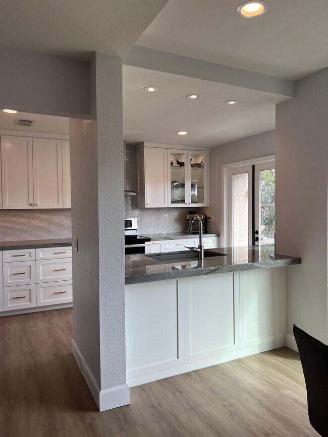 Building Photo - 15922 Avenida Villaha