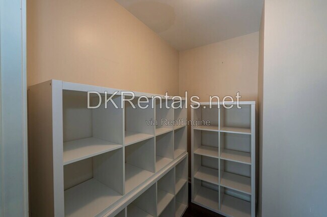 Building Photo - 829 Welch St SW