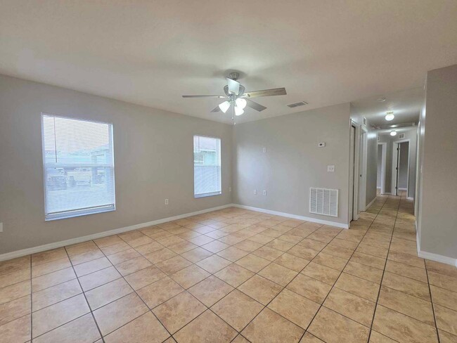 Building Photo - 3 bedroom / 2 bath home with large back ya...
