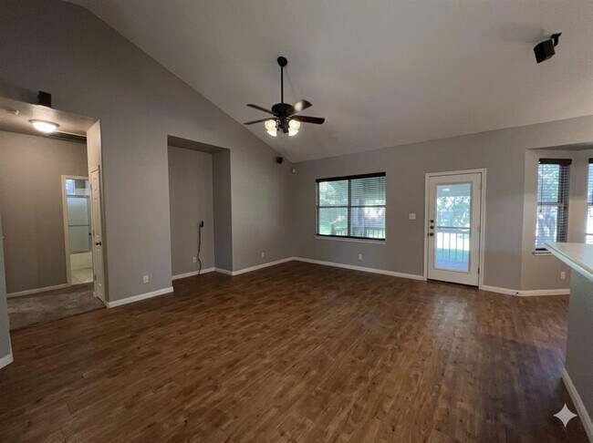 Building Photo - 903 Oakwood Dr