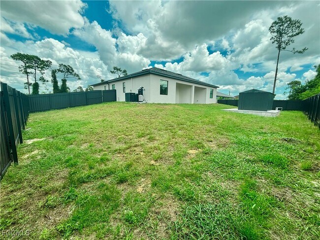 Building Photo - 4402 Golfview Blvd