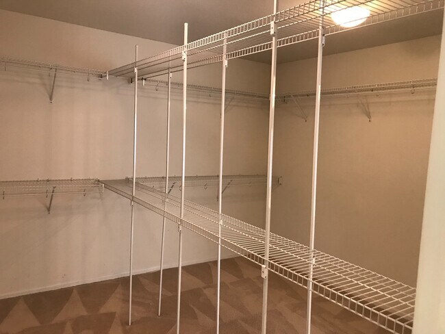 Building Photo - Spacious 5 bedroom with 3 car garage for rent