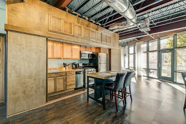 Building Photo - 1006 Houston St