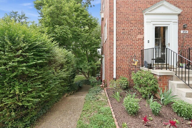 Building Photo - Bright Alexandria Condo with Private Patio & Community Pool!