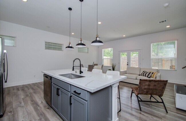 Building Photo - 970 Highland Sound Ln