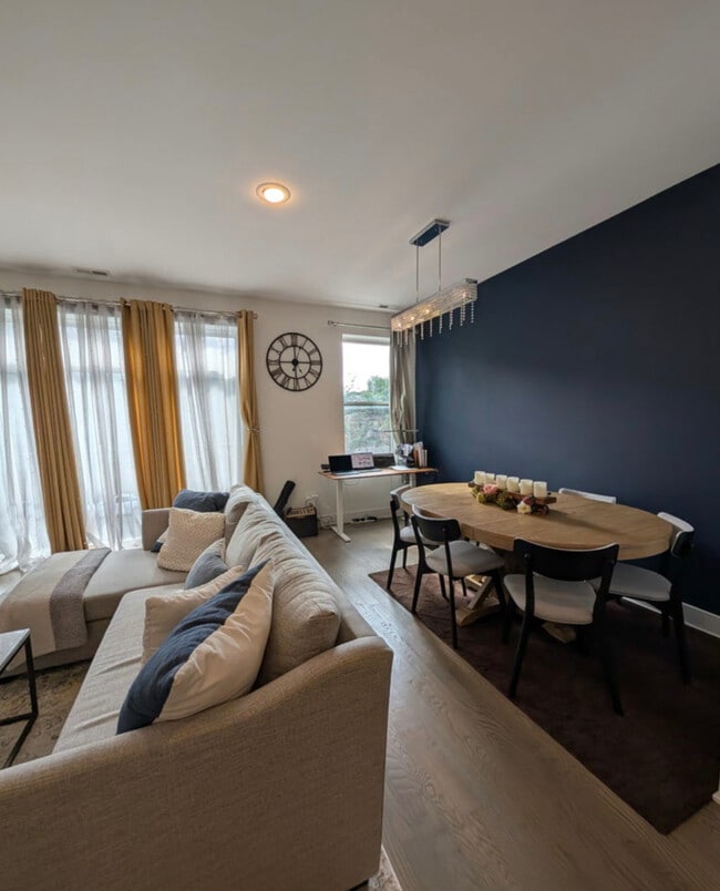 Building Photo - 4111 N Western Ave