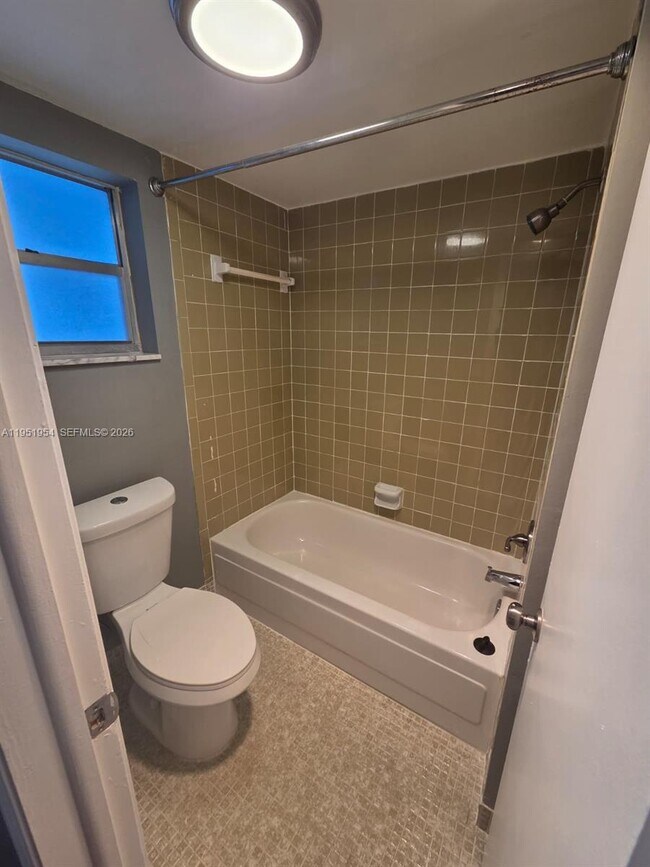 Building Photo - 9450 Live Oak Pl