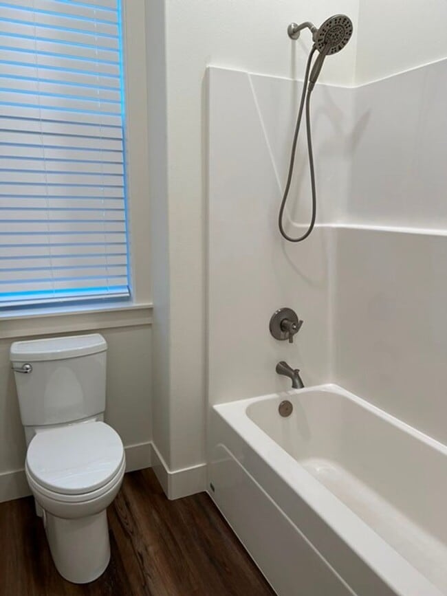 Building Photo - 3Bd/2Ba Single Story House - Available to ...