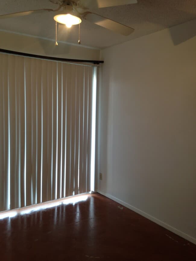 Building Photo - 2 bed/1 ba: Lady Bird Lake Condo, Short Walk to Downtown!