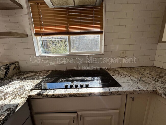 Building Photo - 1222 W Saginaw Way