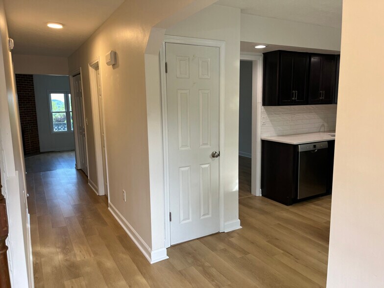 Building Photo - 122 Greenbrier Dr