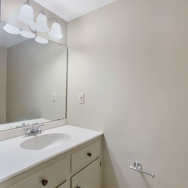 Building Photo - Cozy 3 Bed 2 Bath Available Fall 2025!