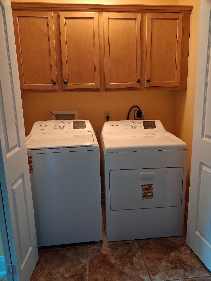 washer and dryer hook up - 3447 Derby Pl
