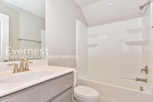 Building Photo - Limited Time Special Offer / 3 Bed/3 Bath Town Home with Garage / Pet-Friendly / Vouchers Accepte...