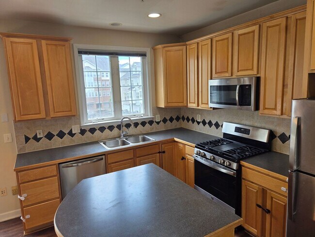 Building Photo - 308 Garden View Square