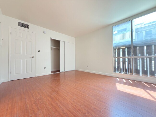 Building Photo - Spacious 3Bd/ 2Br in Canoga Park!