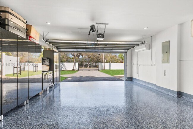 Building Photo - 12401 SW 72nd Ave