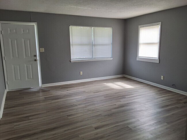 Building Photo - CHARMING 3 BED, 1 BATH HOUSE LOCATED IN ELIZABETHTOWN, KY