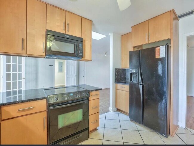 Building Photo - 2093 Greenwood Dr
