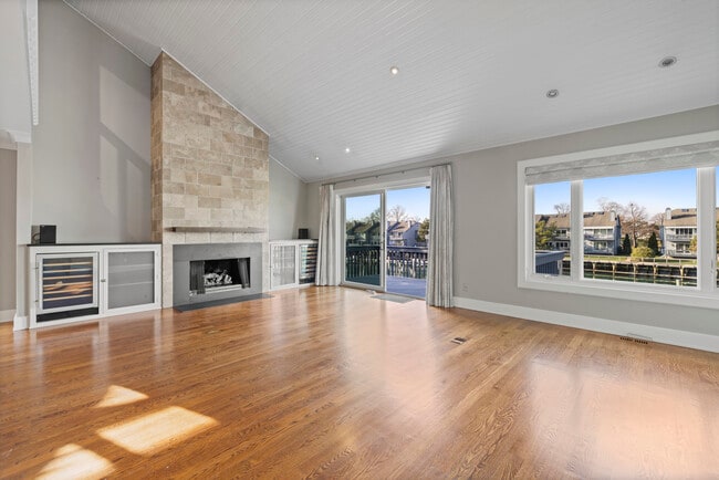 Building Photo - 1 Island Dr