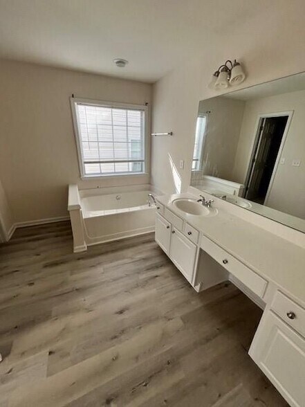 Building Photo - 915 Wendlebury Ct