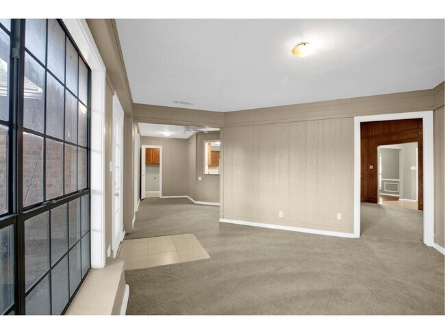 Building Photo - 100 Hacienda Dr