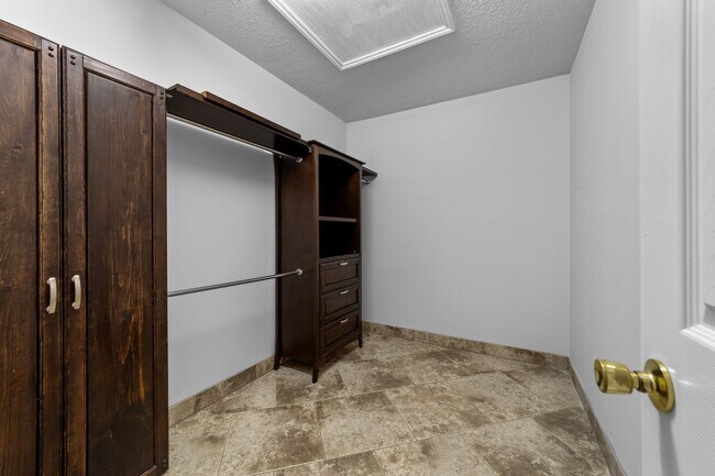 Building Photo - Spacious 3 Bedroom, 2 Bath with huge livin...