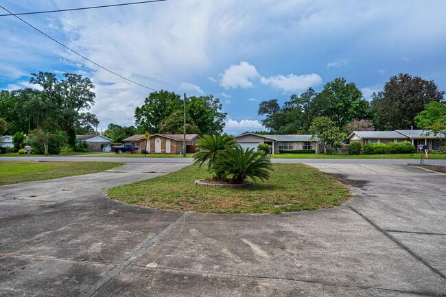Building Photo - Featuring 3 spacious bedrooms and 2 full bathrooms, this residence blends comfort, style, and con...
