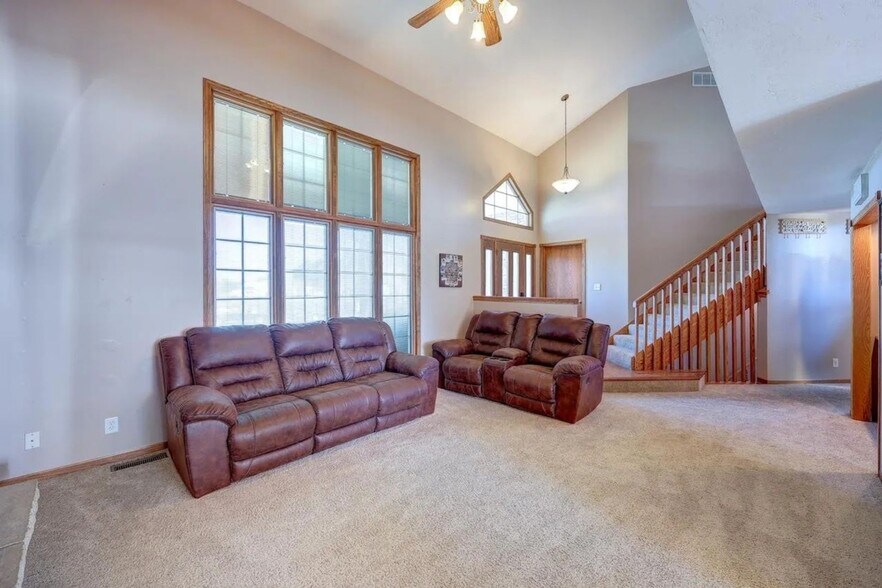 Building Photo - 3408 Lake Shore Dr