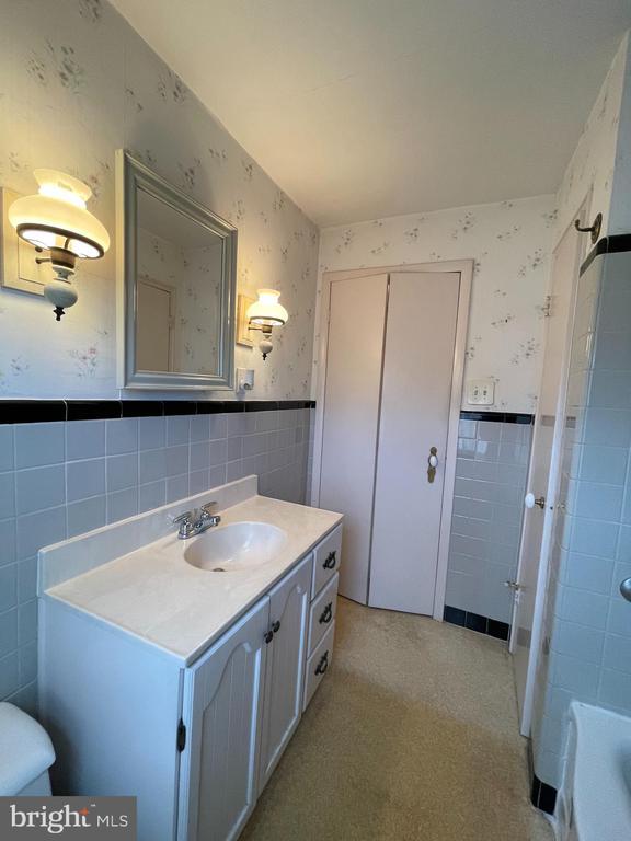 Building Photo - 435 Sycamore Rd