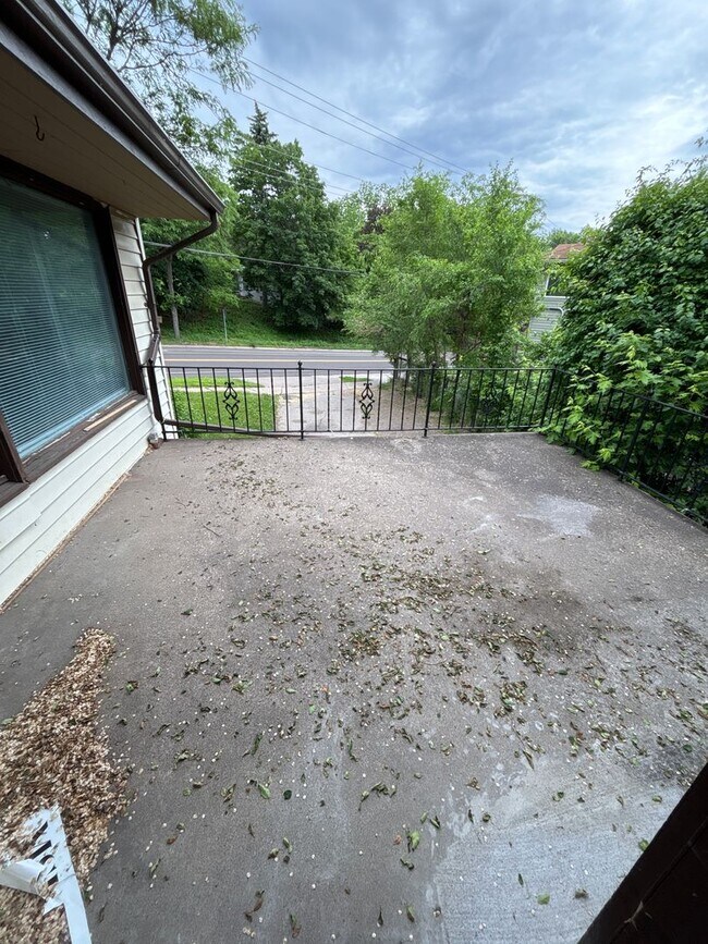 Building Photo - Spacious 4 bedroom 1 bathroom single family home