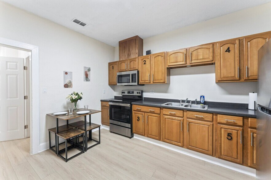 Building Photo - 1524 Dyal St