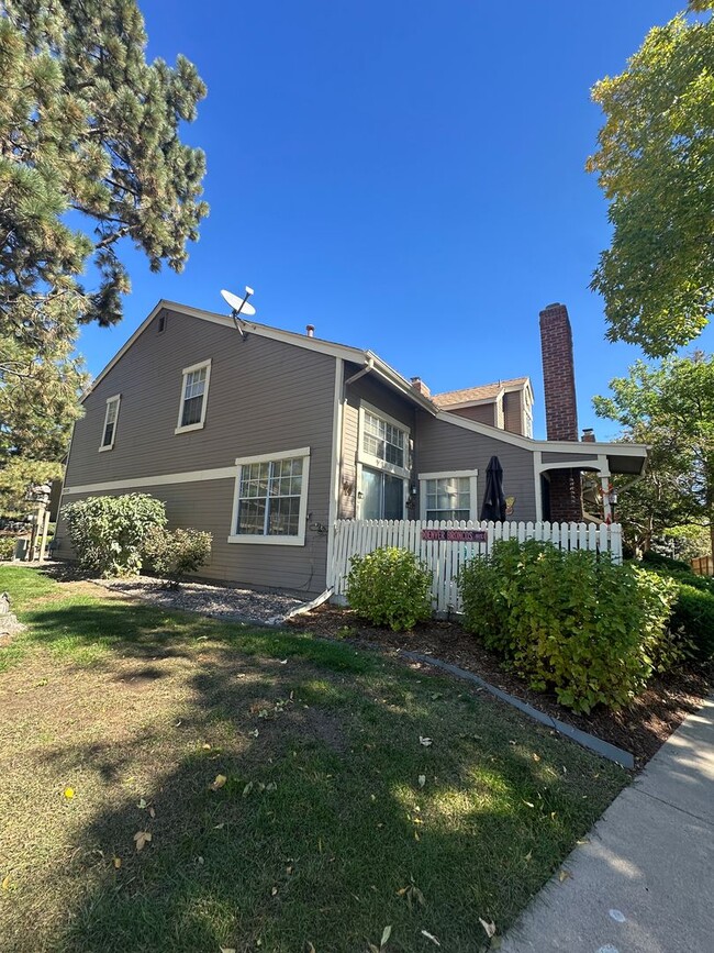 Building Photo - Townhome in Aurora nearby I-225
