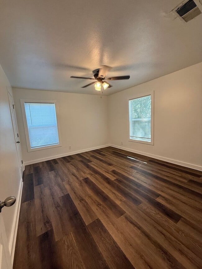 Building Photo - Updated 2 Bedroom House in LISD