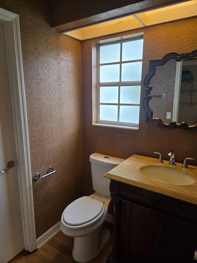 Building Photo - Spacious 2-bedroom, 1.5-bath end-unit townhouse in Carriage House