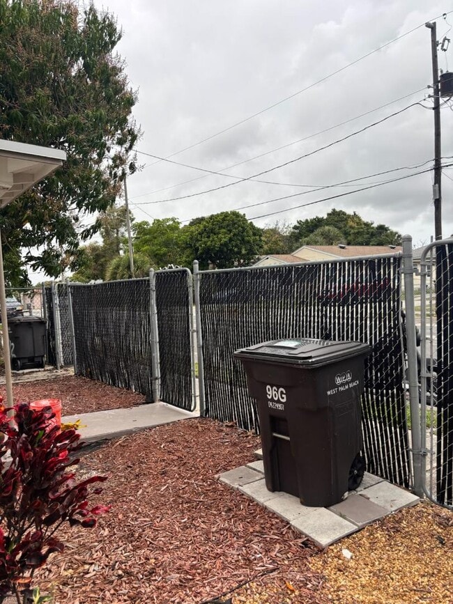 Building Photo - 1013 State St