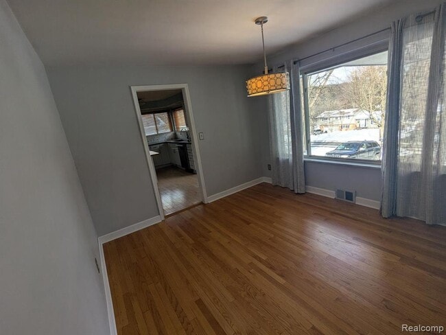 Building Photo - 5155 Greenview Dr