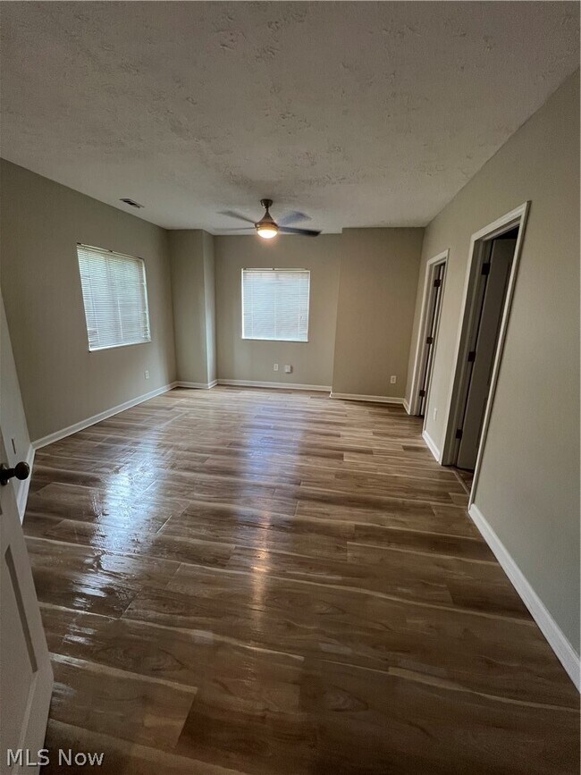 Building Photo - 320 Village Pointe Dr