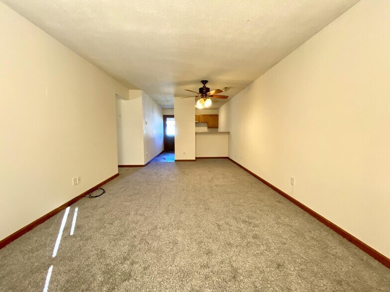 Building Photo - 75 Hillside Ln