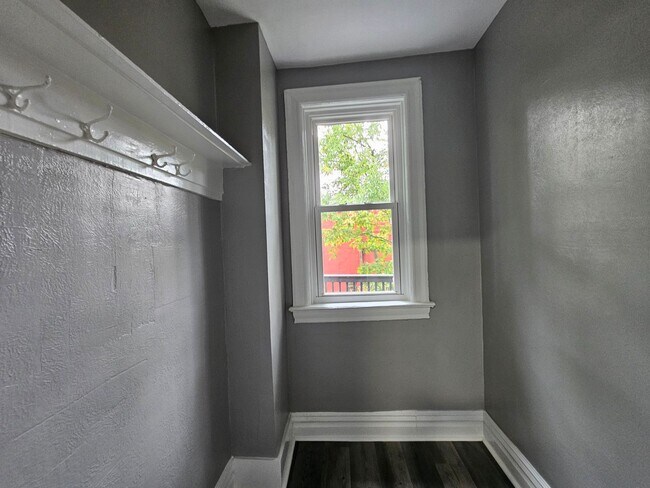 Building Photo - Fully updated 3 Bedroom 1 Bath Apartment for rent in Beechview!
