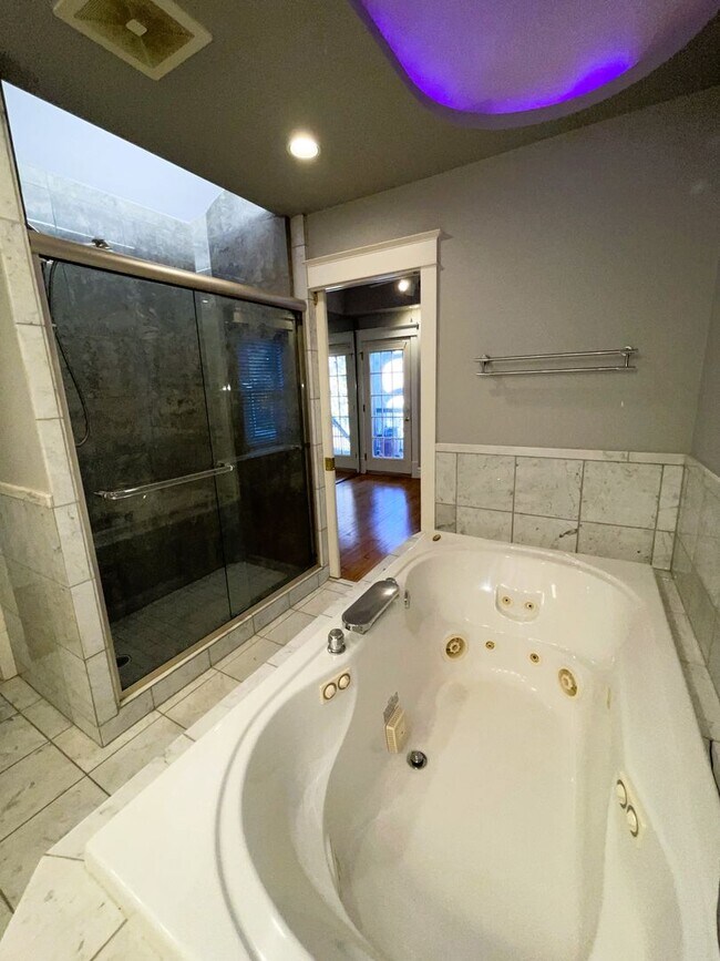 Building Photo - $2100 - AMAZING DESIGNED 2F UNIT LOCATED IN THE CWE!