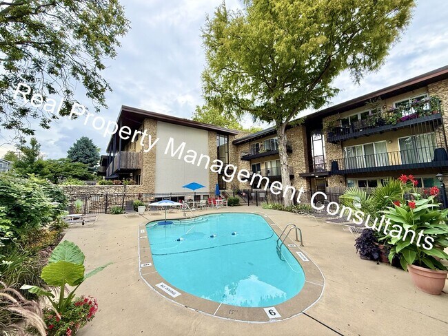 Building Photo - Beautiful Condo on the Plaza with City Vie...