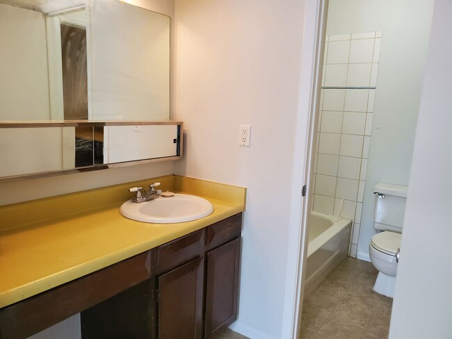 Building Photo - FANTASTIC 2 BEDROOM TOWNHOUSE IN THORNTON,...
