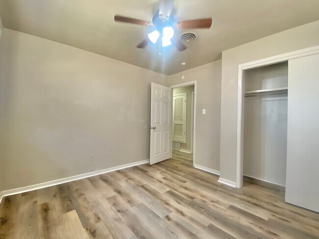 Building Photo - Great 3 bed 2bath 1 car garage now available