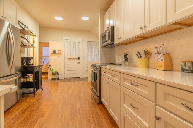 Building Photo - 116 4th Ave N