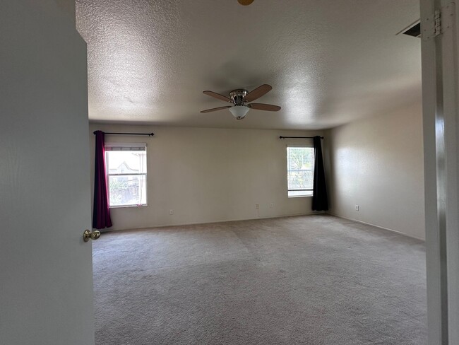 Building Photo - Nestled in a Quiet Community Of Palmdale