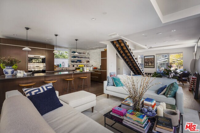 Building Photo - 814 Crestmoore Pl