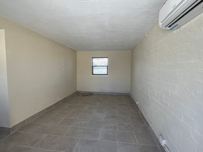 Building Photo - 175 Johnston Dr B