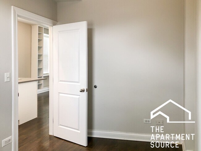 Building Photo - 3856 N Southport Ave