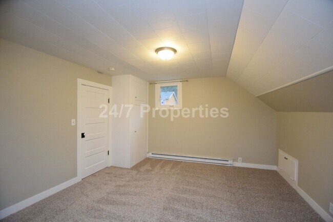 Building Photo - Charming Home in the Heart of Oregon City